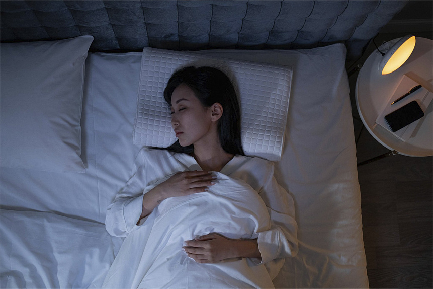 Digital illustration of a relaxed person sleeping peacefully to maintain physical and mental health