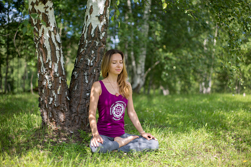 Woman practicing meditation in nature to balance Pitta dosha and maintain internal coolness during summer heat