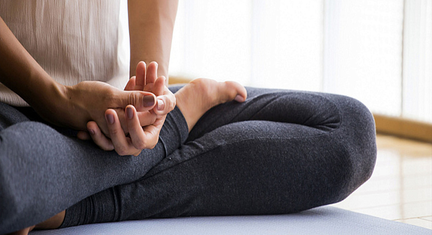 Hands resting in the lap with relaxed fingers and palms up for the Empty Bowl execution technique.